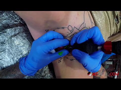 ❤️ Extremt tatuerade snyggingen Sully Savage fick en tatuering på sin klitoris ️ Porno fb at us ❌